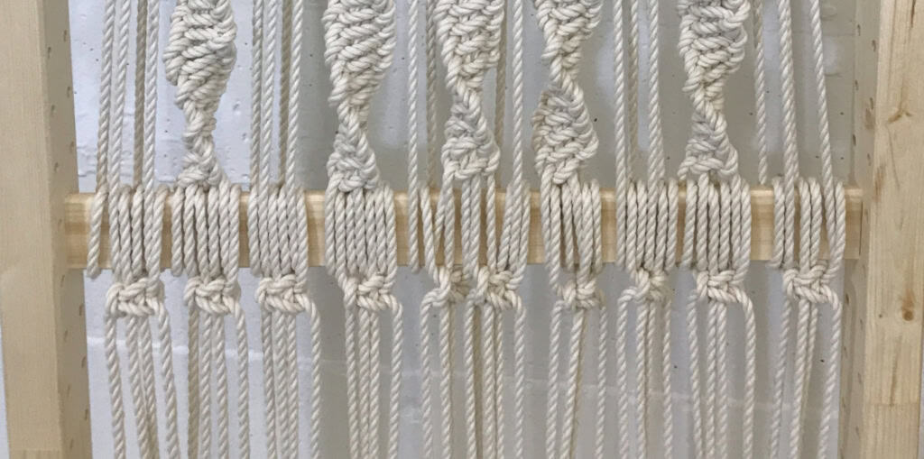 easy macrame folding screen - myfrenchtwist.com