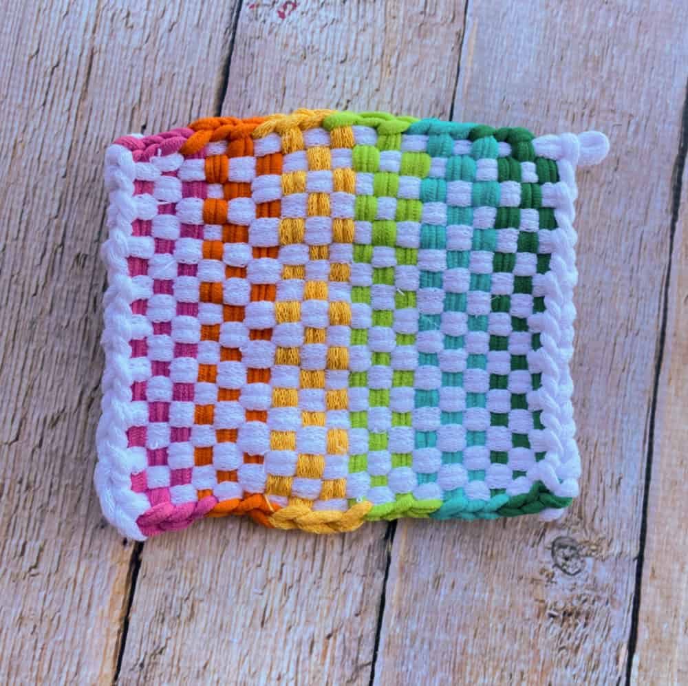 How to make a potholder on a traditional potholder loom - Stitched